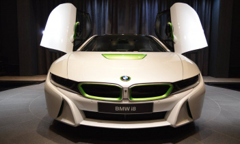Белоснежный BMW i8 с зелеными акцентами