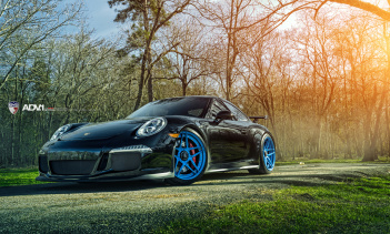 Porsche 911 GT3 с ярко-голубыми дисками ADV.1 Wheels