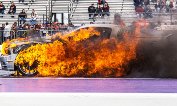 Ford Mustang загорелся во время дрэг-гонки