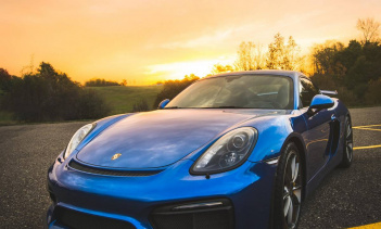 Потрясающий синий Porsche Cayman GT4