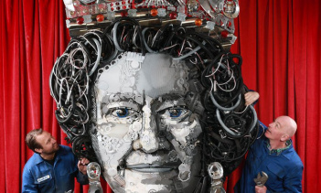 Портрет королевы Елизаветы II, сделанный из автомобильных деталей