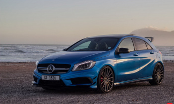Потрясающий синий Mercedes-Benz A45 AMG