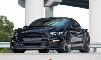 Угрожающий 2015 Roush Mustang на дисках Vossen
