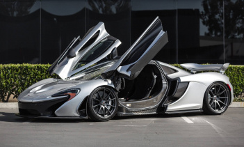 Этот Supernova Silver McLaren P1 с минимальным пробегом в настоящее время продается в США по цене 2 399 000 долларов iLusso, дилером в Orange County, Калифорния.