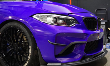 Двигаясь дальше, к профилю автомобиля, мы видим новое накладки на пороги, которые простираются до задней колесной арки и мускулистых арок. 