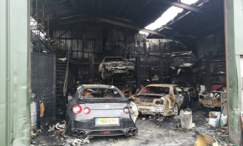 На других фотографиях показано несколько импортных автомобилей, припаркованных у горящего склада, включая Nissan Skyline и Toyota Supra. Будем надеяться, что эти машины действительно пережили пожар.