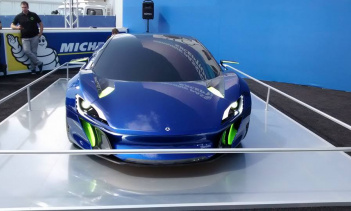 Новый гибридный гиперкар присоединяется к яростно конкурирующей автомобильной феерии.