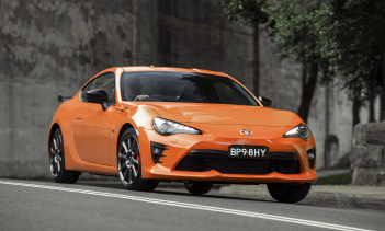 Этот новый 86 поставляется с уже установленным высокопроизводительным пакетом, который вносит вклад в сбалансированное шасси автомобиля, пониженный центр тяжести и новую конфигурацию переднего/заднего привода. Двигатель представляет собой 2,0-литровы