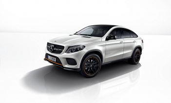 Чтобы завершить пакет, Mercedes-Benz предлагает 21-дюймовые легкосплавные диски AMG с пятью спицами в эксклюзивной блестящей черной окраске с соответствующими оранжевыми бликами.