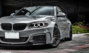 На переднем плане вы увидите обнолвенный спдиттер, который идеально подходит для M235i наряду с большими воздухозаборниками и удлиненными передними крыльями