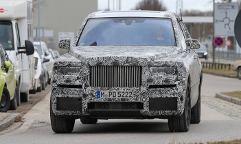 На рынке, где роскошные внедорожники - все еще шумиха, Rolls-Royce, безусловно, сталкивается с определенной степенью конкуренции, хотя можно полагать, что конкуренты будут ниже его калибра.