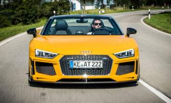 Комплекты называются «Street» и «Race» и предназначены для того, чтобы клиенты могли выбрать то, что можно использовать каждый день или только на гоночной трассе.