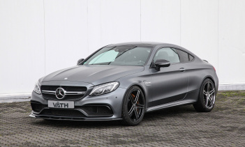 Разумеется, обе машины помимо эксклюзивной трансмиссии получили внешние и внутренние изменения. То, что сразу бросается в глаза, это колеса V2-GT. Интерьеры автомобилей радуют водителя эксклюзивным спидометром VATH и аккуратными и уютными напольными 