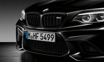 Под капотом «Черной тени» ничего не отличается от любого другого BMW M2. С двигателем с шестью двигателями, 7-скоростной трансмиссией с двойным сцеплением и задним приводом, 370 л.с. разгон до 100 км/ч составляет всего 4,3 секунды.