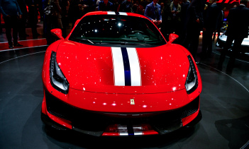 На автосалоне в Женеве Ferrari показал свой новый 488 Pista. 