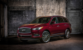 Салон очень просторный и имеет множество полезных функций, которые понравятся даже самым взыскательным пассажирам - QX60 Limited предлагает достаточно места для ног, третий ряд сидений и даже установленное детское сиденье безопасности.