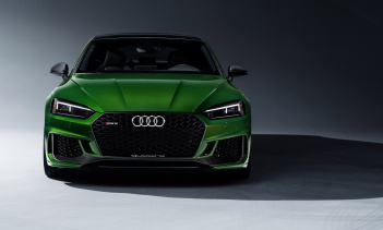 Салон встречает водителя и пассажиров впечатляющими деталями конструкции и множеством функций для удобства водителя. Например, здесь есть новейшая панель управления Audi с новыми элементами управления. Конечно же, здесь присутствуют встроенные систем