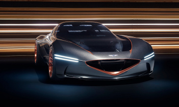 За этими фарами расположены функциональные воздуховыпускные отверстия, которые уменьшают нарастание давления и сопротивления.