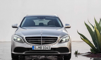 Однако, Mercedes может столкнуться с крупными штрафами Европейского Союза, если потребители начнут покупать больше автомобилей с бензиновым двигателями, так как это может исказить их тщательно рассчитанные выбросы CO2.