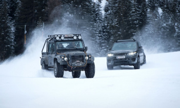 На месте съемое «Призрака» снова появятся Land Rover Defender и Range Rover Sport SVR.