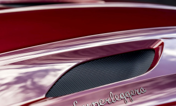 Использование названия Superleggera, которое с итальянского означает «супер-свет», также намекает на экстремальные возможности автомобиля и напоминает об оригинальном DBS 1967 года.