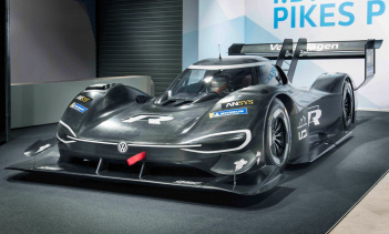 Самым быстрым поднявшимся на Pikes Peak был в 2013 году легенда ралли Себастьян Леб на Peugeot 208 T16 Pikes Peak. Эта попытка привела к рекорду – 8 мин. 13,878 сек. В общей сложности 69 автомобилей и 24 мотоцикла будут участвовать в 96-м Pikes Peak 