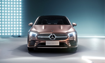 Как и передняя часть, задняя часть имеет очень короткие свесы и выглядит очень прогрессивно. В сочетании с гладкими фарами, плавными линиями и спортивным профилем, A-Class обещает покорить многих энтузиастов. Внутри все очень похоже на хэтчбек. Конеч