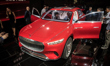 Мощность силовой установки составляет удивительные 750 лошадиных сил, которые передаются на все четыре колеса через независимые двигатели. Батарея имеет полезную мощность около 80 кВт-ч и диапазон хода более 500 километров. Максимальная скорость огра