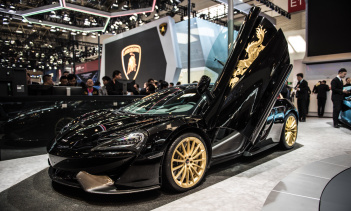 В интерьере подобным образом вышиты потрясающим и кропотливо-замысловатые драконы, украшающие заднюю багажную площадку, вышитую Кан Хуэйфангом. Над центральной консолью находится еще один золотой дракон. Неудивительно, что McLaren ожидает, что ограни