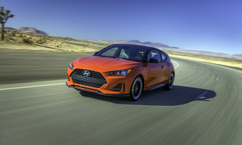 Оба автомобиля демонстрируют новую концепцию дизайна, новое оснащение интерьера, модернизацию трансмиссии и множество других полезных функций, о которых мы расскажем вам ниже!