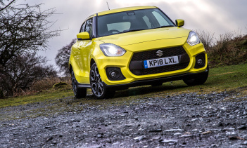 Новая модель Swift оснащена известным 1,4-литровым силовым агрегатом Boosterjet с турбонаддувом и производит в общей сложности 140 л.с. и 230 Нм крутящего момента. Это приводит к быстрой реакции, а также к уверенному поведению автомобиля в дороге. С 