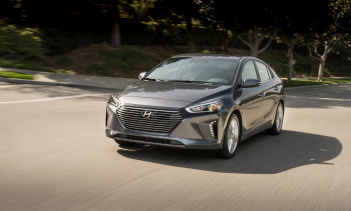 Линейка Hyundai Ioniq продолжает показывать нам все больше и больше интересного, а модель 2019 года уже прямо с завода имеют широкий набор функций безопасности, гаджетов и усовершенствований.