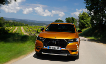 Таким смелым шагом вперед команда DS надеется сохранить высокие позиции в своем классе. Сама машина предлагает красивый внешний дизайн, сложный интерьер и усовершенствованную систему трансмиссии. Фактически, присутствуют все три компонента, которые п