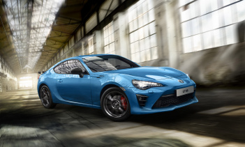 Черным покрыты передняя решетка радиатора, задний спойлер и диффузор, корпуса зеркал заднего вида и передние противотуманные фары. С другой стороны, водитель и пассажиры могут наслаждаться уютной и комфортной ездой в стильном интерьере с многочисленн