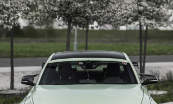 Дополнительные улучшения включают каталитический нейтрализатор HJS и выхлопную систему Cat-Black фирмы Remus. В то же время интерьер получает рулевое колесо из карбона, детали из карбона, отделку алькантарой и встроенный гоночный дисплей.