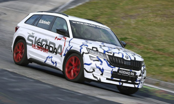 Шмитц славится тем, что управляла несколькими весьма крупными автомобилями на треке, включая фургон Ford для Top Gear.