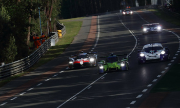 Автомобиль номер 7 также был вне досягаемости. Он потерпел несколько неудач во время гонки, включая то, что в последние несколько часов он замедлился на несколько минут, что выглядело как проблема с топливом. Позднее оказалось, что Камуи Кобаяши прос