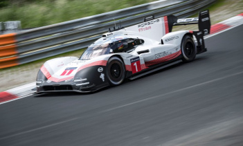 Рекорд установил Тимо Бернхард с обновленным Porsche 919 Hybrid Evo. Новый рекорд на минуту быстрее, чем рекорд 3-х летней давности, установленный Стефаном Беллофом на 1983 Porsche 956C. Тогда трек был длиннее на 200 метров, тем не менее, новое время