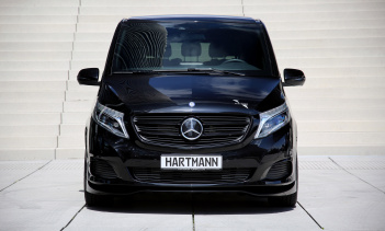 И эта тенденция продолжается и сегодня - в мире автопромышленности. Как вы, возможно, знаете, существуют уникальный черный таитянский жемчуг, которые, пожалуй, считается самым драгоценным среди жемчужного королевства. Это же имя получил микроавтобус 