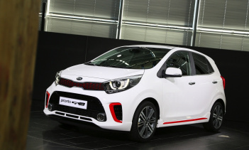 7-дюймовая информационно-развлекательная система предлагает спутниковую навигацию, Android Auto и Apple CarPlay.