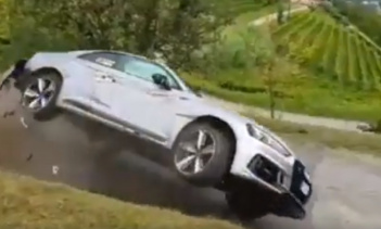 Похоже, что тот, кто был за рулем, понял, что он едет слишком быстро и нажал на тормоза, пока машина все еще находилась в повороте, но было уже слишком поздно.