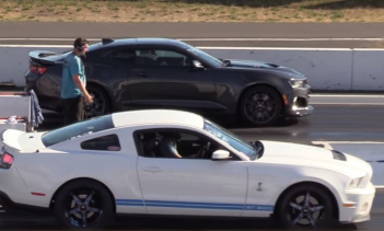 Мы, очевидно, смотрим на Mustang предыдущего поколения, так как это была предварительная версия GT500. И на машину с 550 пони, а это на 100 лошадей меньше, чем у его соперника.