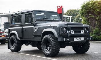 В цвете Volcanic Rock Satin с массивным 6,2-литровым бензиновым двигателем V8, который производит в общей сложности 430 л.с. и многочисленными функциямии, новый проект Kahn Design действительно бросается в глаза.