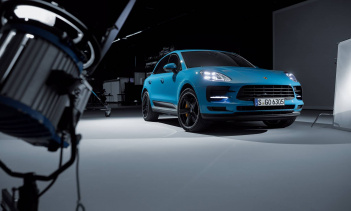 Спереди Macan выглядит немного шире, и он оснащен новыми светодиодными фарами, но реальные изменения находятся сзади: широкая трехсегментная задняя фара тянется по всей задней части, и это делает автомобиль более современным, чем раньше. Модель Turbo