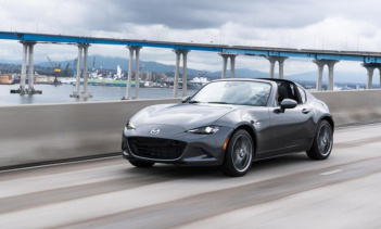 Дизайнеры и инженеры Mazda с гордостью демонстрируют новый Miata RF и рассказывают о некоторых ее функциях.   Продолжая свою победную серию, команда Mazda не перестает впечатлять нас новыми характеристиками, улучшая старые и, как правило, принося нам