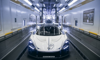 Шасси McLaren Senna номер 001 принадлежит Дэвиду Киту, продавцу из Лондона. Его автомобиль был представлен ему генеральным директором McLaren Automotive Майком Флитвитом в Технологическом центре McLaren.