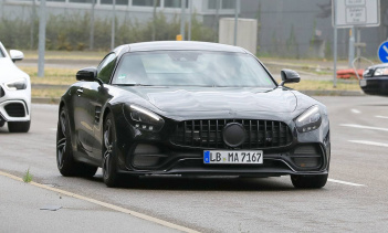 Mercedes-AMG готовиться к запуску Mercedes-AMG GT, если верить этим фотографиям.   Этот тестовый автомобиль был замечен на этой неделе в легком камуфляже.   Судя по всему AMG также сделали новый дизайн фар. В то время как в задней части автомобиля ка
