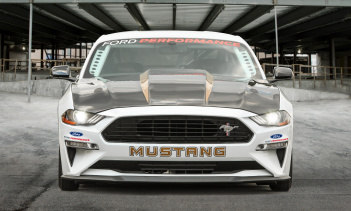 Кроме того, автомобиль получает дополнительные усовершенствованные гоночные характеристики еще на заводе, такие как сертифицированный NHRA каркас безопасности, сертифицированные FIA сиденья и юбилейные гоночные колеса. Доступный в цветах Race Red и O