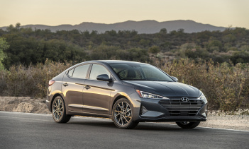 Седан Elantra 2019 года будет пытаться завоевать поклонников и клиентов новым дизайном, сложной системой трансмиссии и множеством современных технологий и удобных функций.
