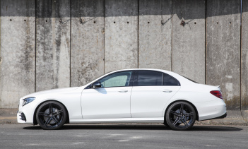 Даже такой сексуальный автомобиль, как Mercedes-Benz E 350d, может стать еще более привлекательным и более агрессивным с эксклюзивными дополненими.